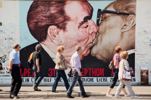 east side gallery The kiss berlin