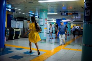 Lukasz Palka Tokyo Metro Frau im gelben Kleid