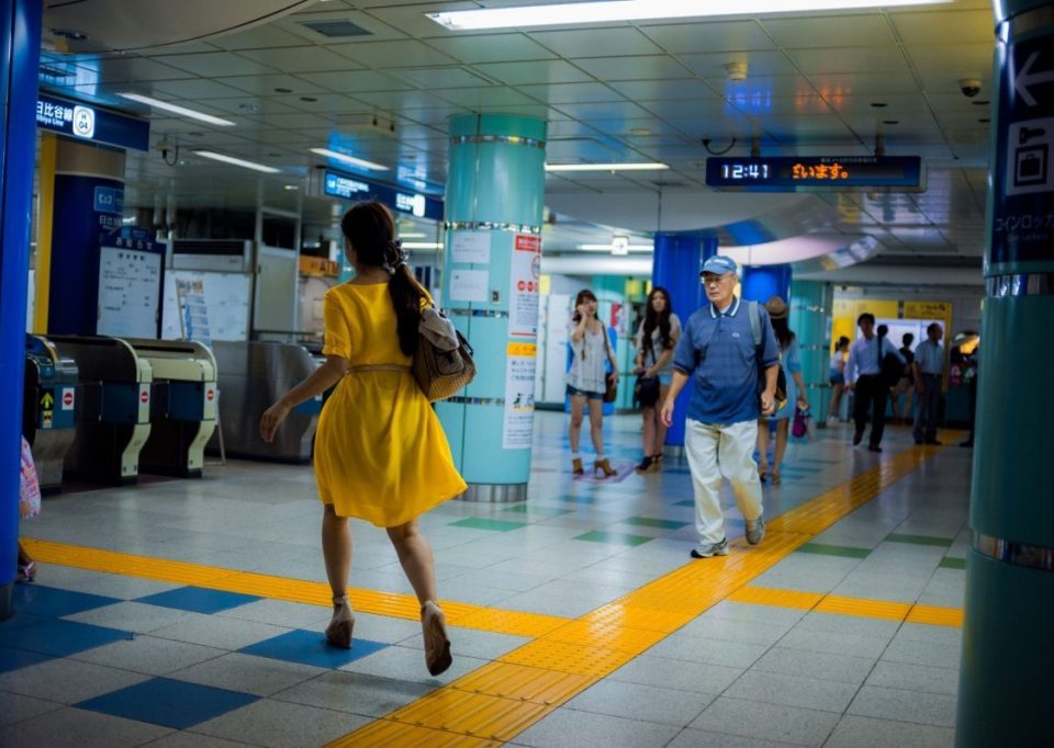 Lukasz Palka Tokyo Metro Frau im gelben Kleid