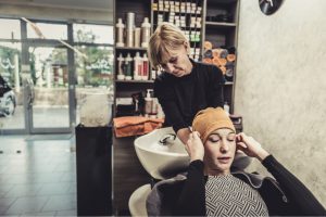 Ansicht Friseurin und Kundin beim Haare waschen