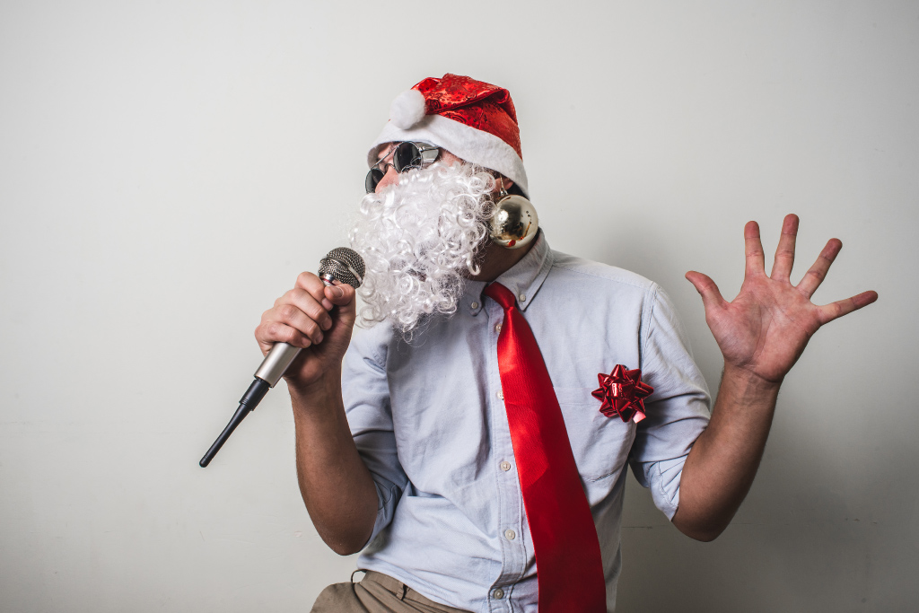 Person in Weihnachtsdeko singt