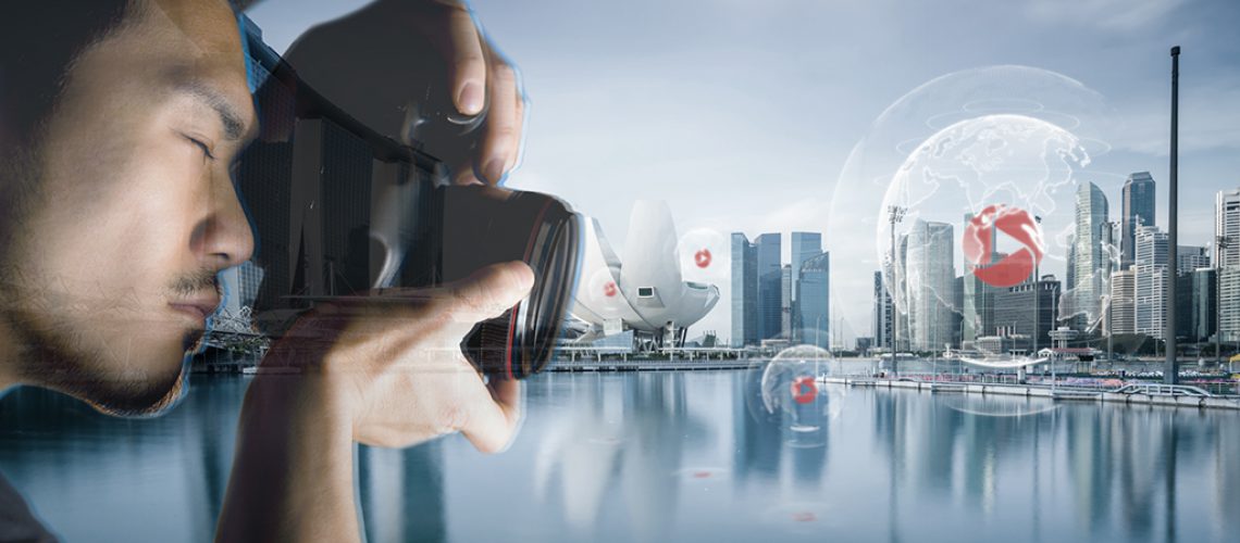 Mann mit Kamera vor Skyline Singapur und Concensum Logo